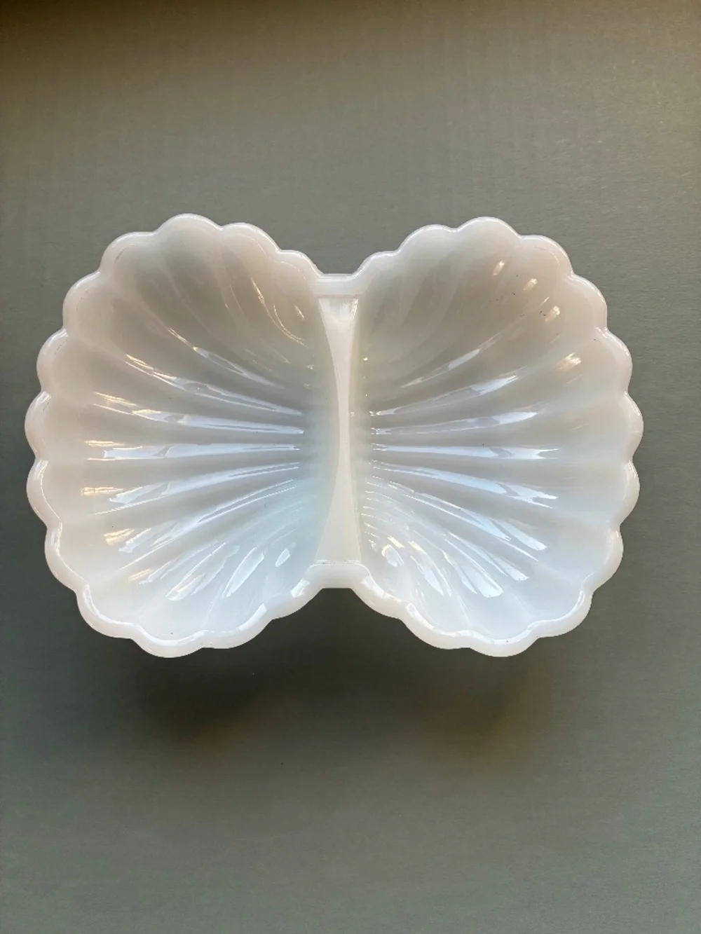 Vintage Avon White Milk Glass Double Shell Trinket Soap Dish Scalloped Edge